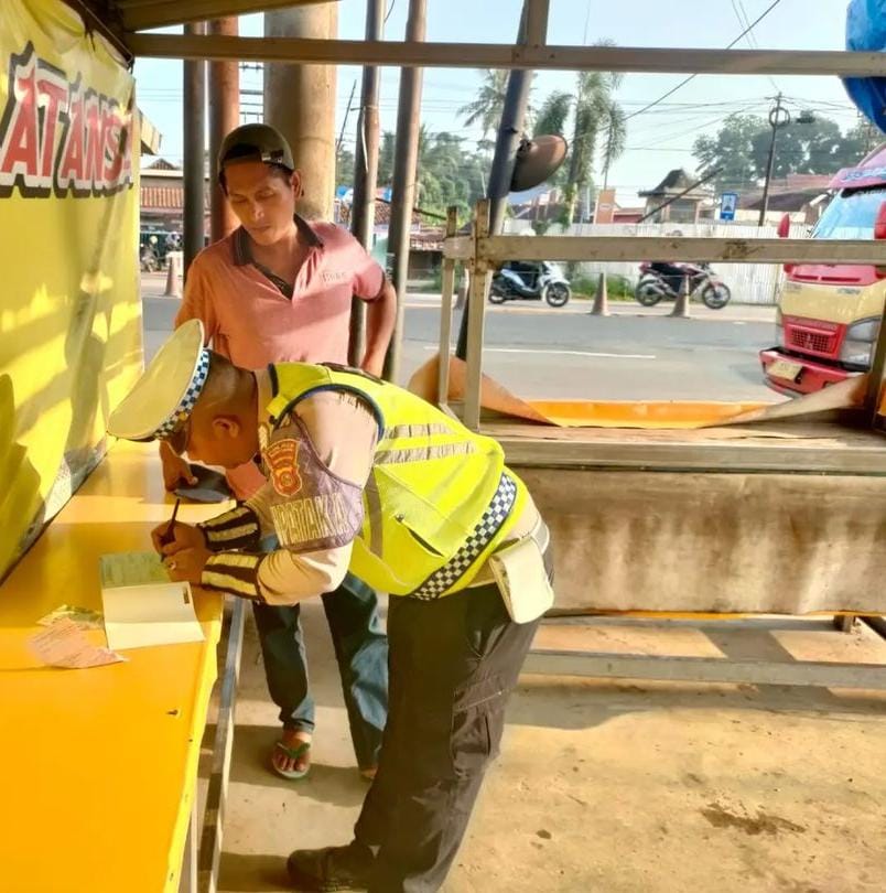 Satlantas Polres Banyuasin Lakukan Penilangan Pada Truk ODOL, Guna Menjaga Keselamatan Masyarakat 