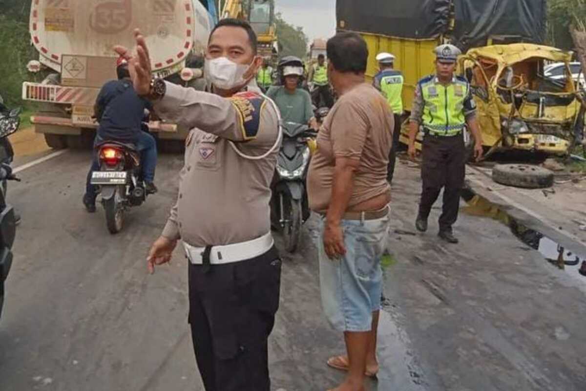2 Truk Tabrakan Adu Kambing di Jalintim Palembang-Betung