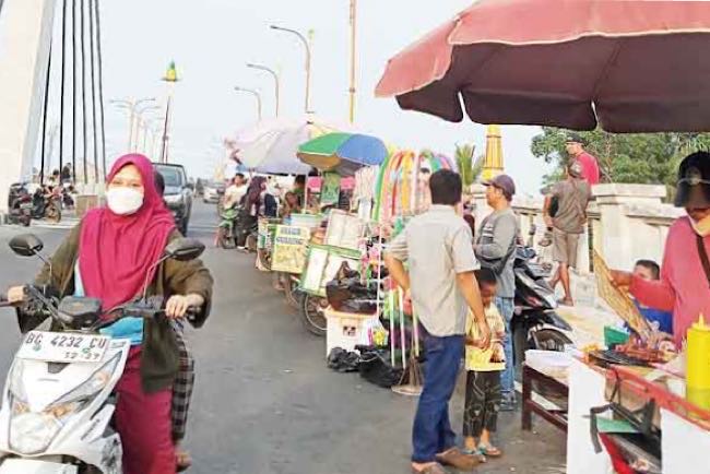 Jalan Sore di Flyover Patih Galung, Latar Icon Nanas Jadi Objek Foto, Pedagang Jajanan pun Banjir Rezeki 