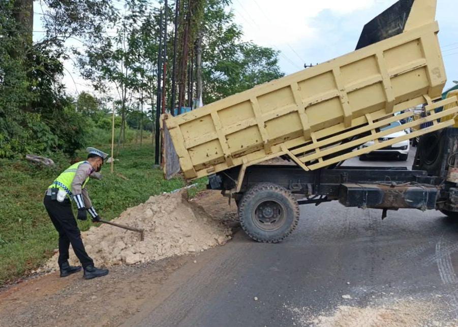 Tim Pataka Satlantas Polres Banyuasin Timbun Bahu Jalan, Guna Mengurangi Kemacetan