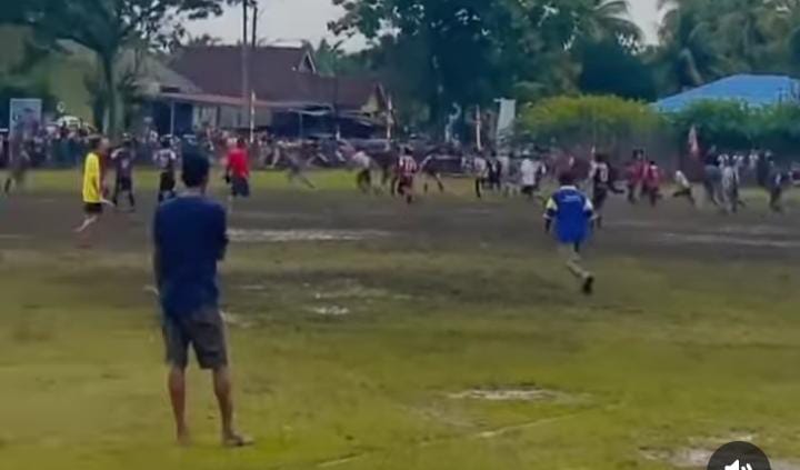 Ricuh, Turnamen Sepak Bola di Muratara, 2 Pemain Dikeroyok Penonton 