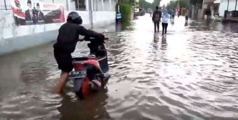 Motor Mogok Akibat Melewati Banjir, Segera Ikuti 8 Cara ini