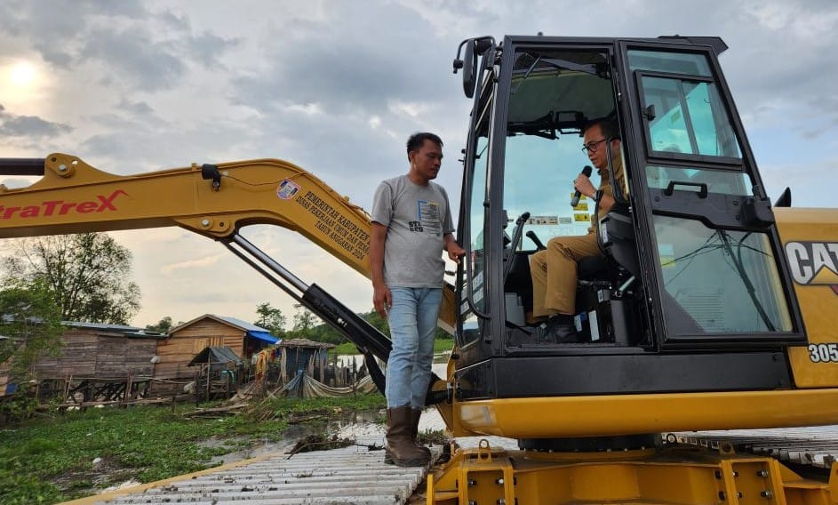 Pemerintah Banyuasin Datangkan Mini Excavator Amphibi untuk Atasi Banjir