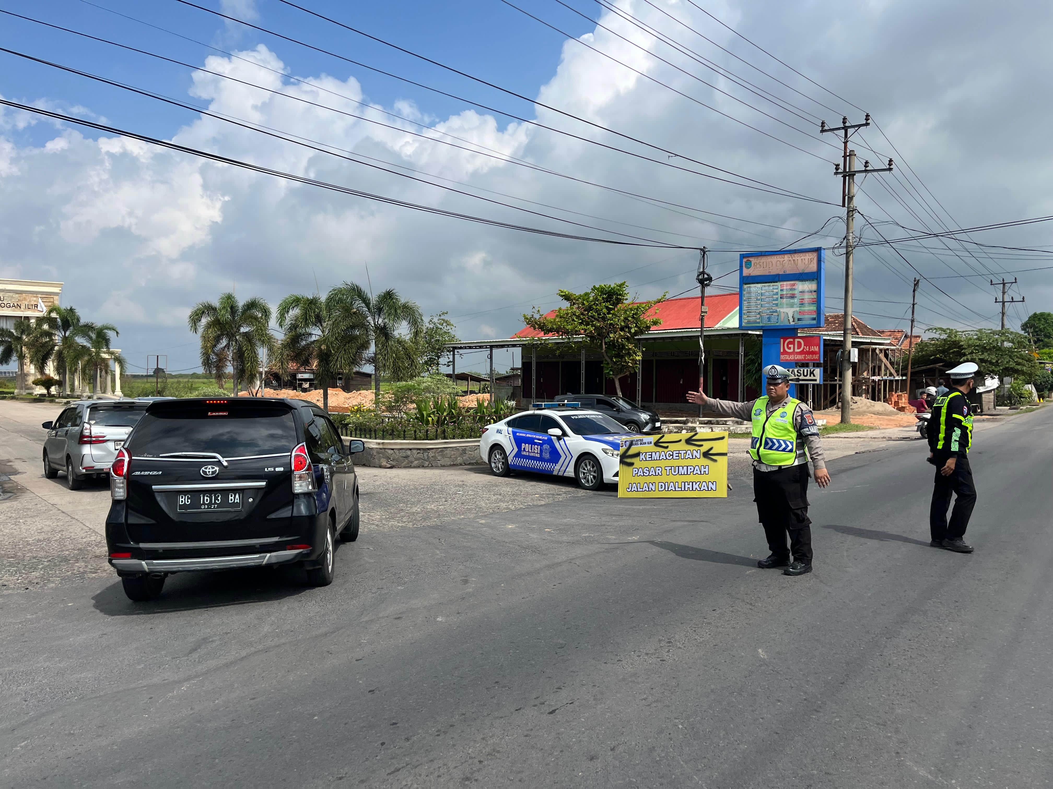 Satlantas Polres Ogan Ilir Urai  Kendaraan Arus Mudik,  Alihkan ke Jalur  Alternatif