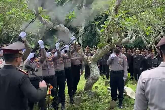 Tembakan Salvo Pemakaman Briptu Fajar Yoyok, Istri Cindy Novianti Terlihat Tegar Diciumnya Batu Nisan 