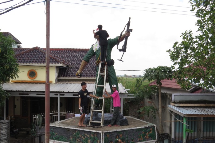 Jelang Hari Pahlawan, Kodim 0402 OKI Bersihkan Monumen Serma Abdul Muis