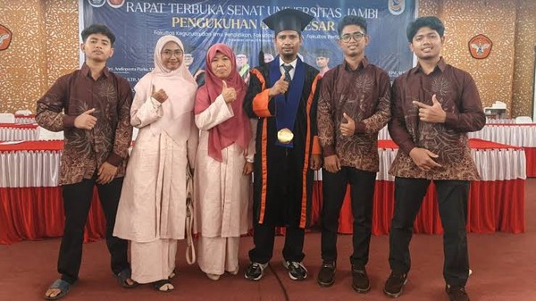 Sekolah Sambil Menyadap Karet, Kuswanto Kini Jadi Guru Besar Unja