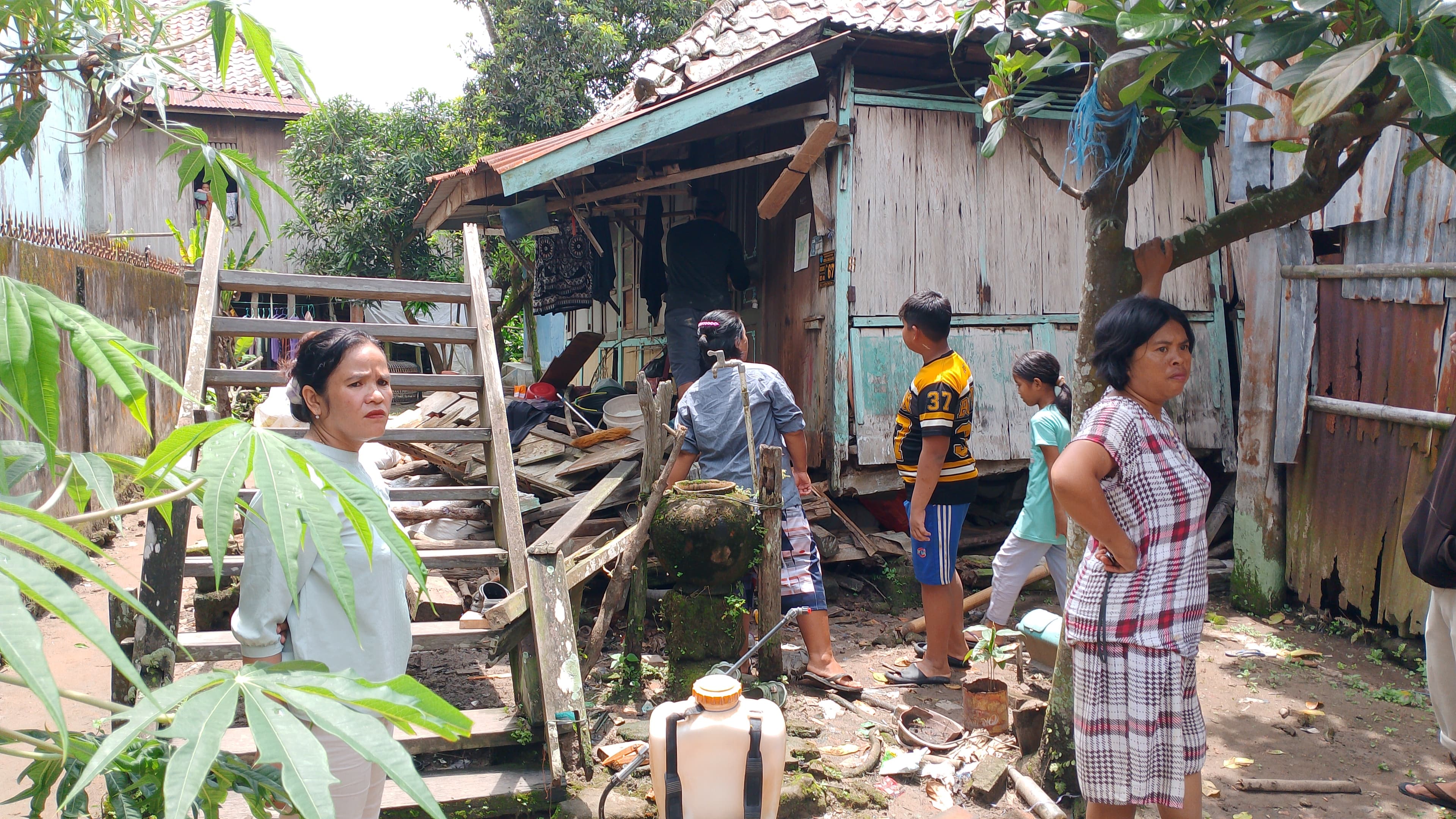 Saat Buat Roti, Rumah Warga di Jago Lano Ogan  Ilir  Roboh