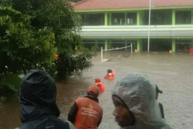 Banjir Melanda, Tembok MTSN 19 Jaksel Roboh, Tiga Siswa Dikabarkan Tewas, Polisi Masih Validasi Data 