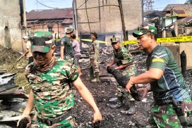 Karya Bakti Bersama Warga, Anggota TNI Bantu Bersihkan Puing Kebakaran di Dusun I Desa Meranjat 3 Ogan Ilir 