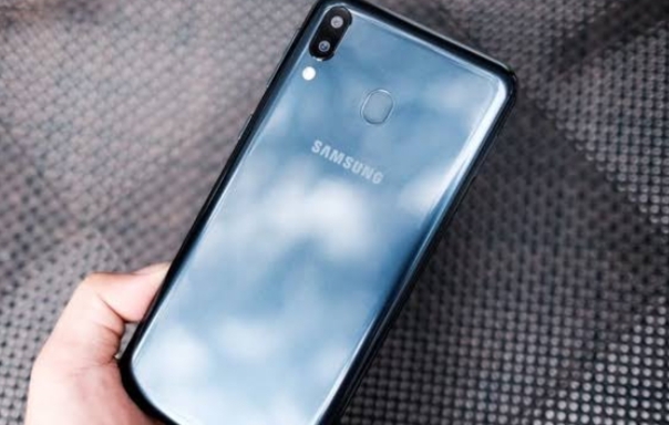 Samsung Galaxy M20 Banting Harga Pas di Kantong Mahasiswa, Yakin Belum Mau Ganti Smartphone?