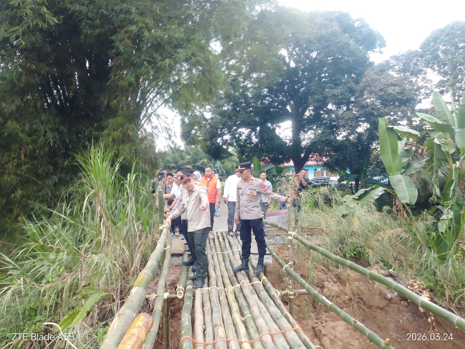 Dibangun Jembatan Darurat Dari Bambu, Kapolres Ogan Ilir Tinjau  Jembatan Roboh