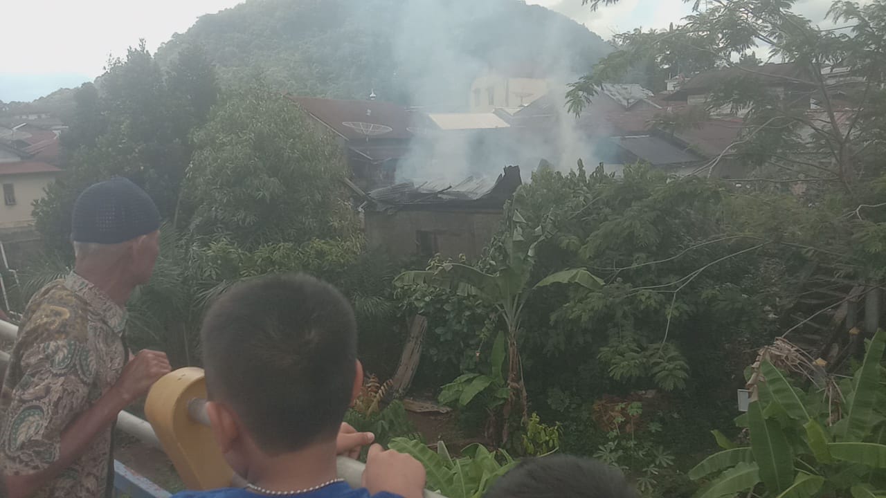 Warga Panik, Rumah Keluarga RT Terbakar Api