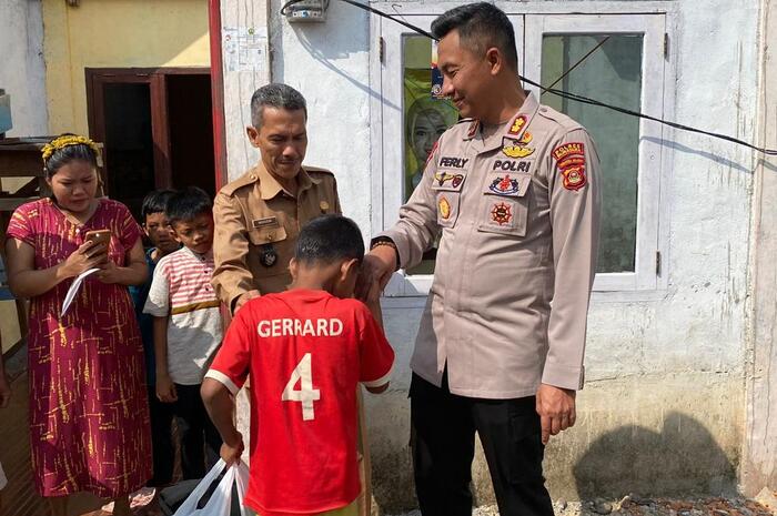 Kapolres Polres Muratara Kunjungi Desa Noman Baru, Anak-Anak Dapat Bingkisan