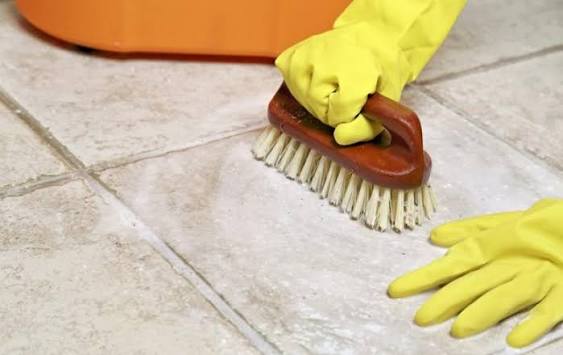 Inilah Tips Efektif Membersihkan Noda Kuning Membandel pada Lantai Kamar Mandi