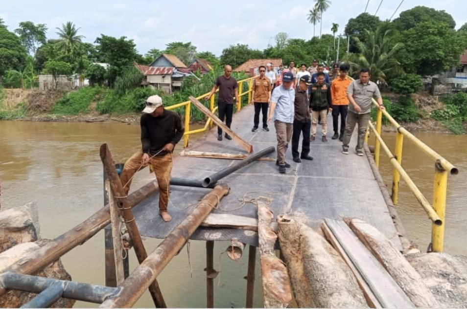 Wabup Ardani Tinjau Jembatan  Putus di Desa Lubuk Rukam-Muara Kumbang 