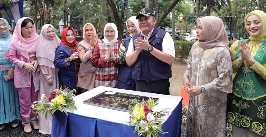 Tikha Alamsjah Panca Wijaya Hadiri Peresmian Taman Lansia