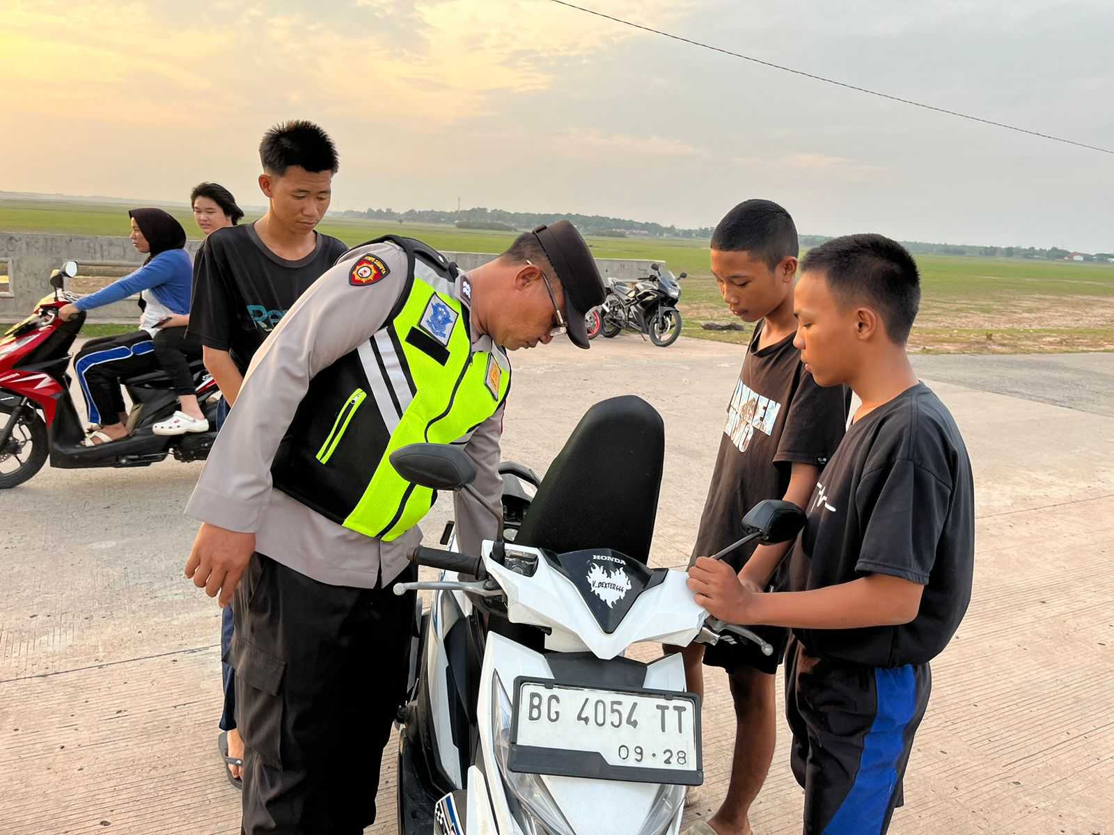 Polsek Indralaya Bubarkan Balap Liar dan Antisipasi Kecelakaan Lalin