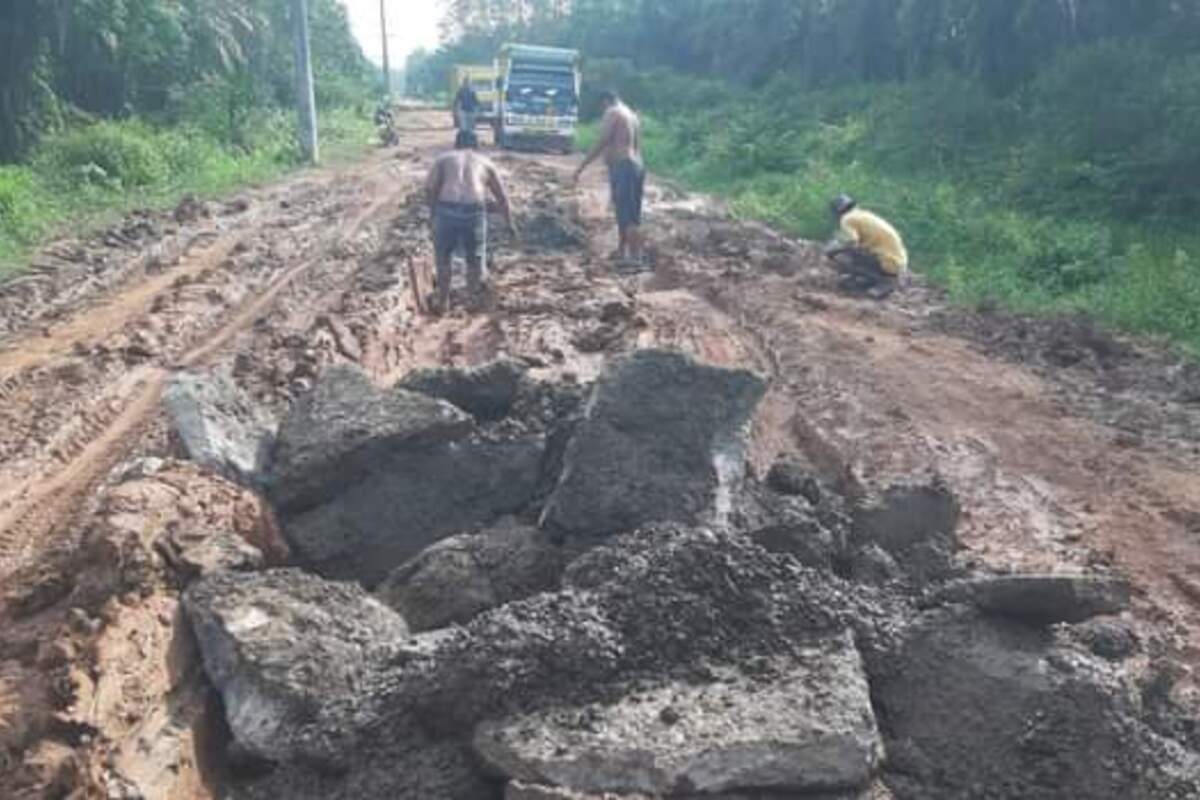 Baru Diperbaiki, Jalan Sungai Rengit Kembali Rusak 