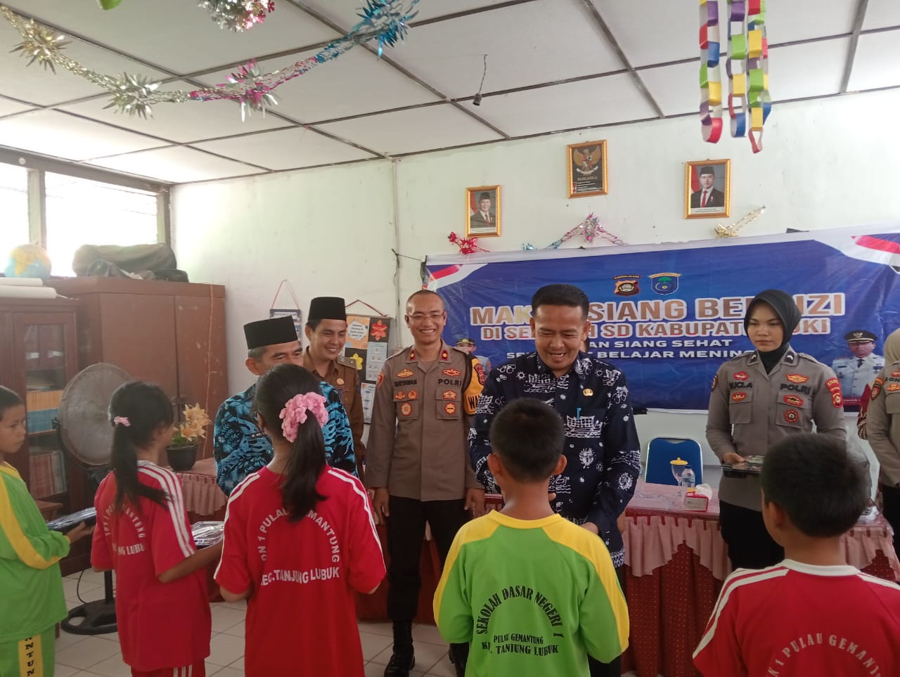 Polres OKI Adakan Kegiatan Makan Siang Bergizi di SDN 1 Pulau Gemantung Ulu