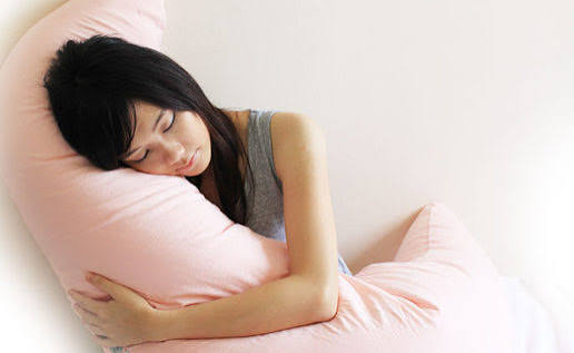 Inilah 3 Tanda Kepribadian Seseorang yang Suka Tidur Sambil Peluk Guling Menurut Psikologi