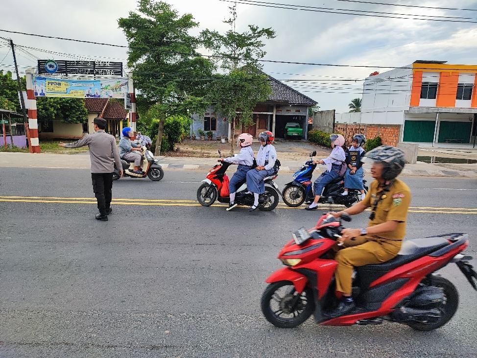 Polsek Tanjung Batu dan Indralaya Berikan Perhatian Khusus Kepada Pelajar Melalui Giat Patroli