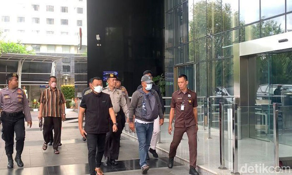 Tiba di Gedung  KPK, Bupati Ponorogo Kenakan Jaket dan Masker