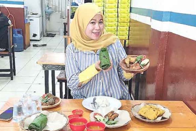 Melihat Usaha Rumah Makan Wanaka Nevi Theressia, Menu Spesial Nasi Bakar Terima Pesanan Online