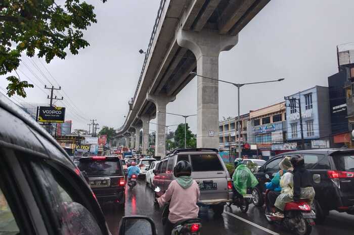 Palembang Diguyur Hujan, Jalan Macet
