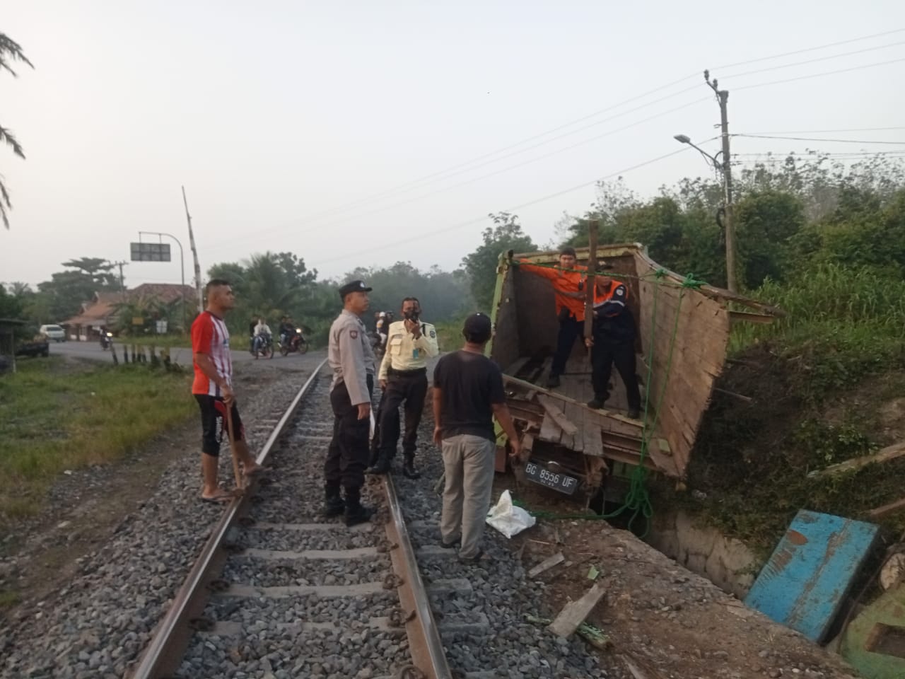 Truk Dihantam Kereta Babaranjang di Prabumulih, Sopir Selamat