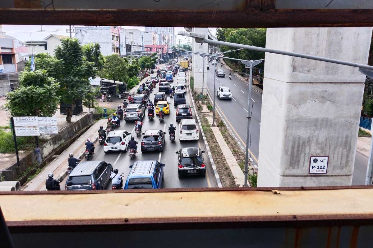 Penumpukan Kendaraan, Jl Kolonel H Barlian Palembang Macet Panjang