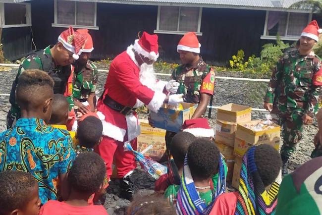 Jelang Natal Ada Santa Claus TNI Bagikan Bingkisan Kado Natal untuk Anak-Anak di Puncak Jaya Papua 