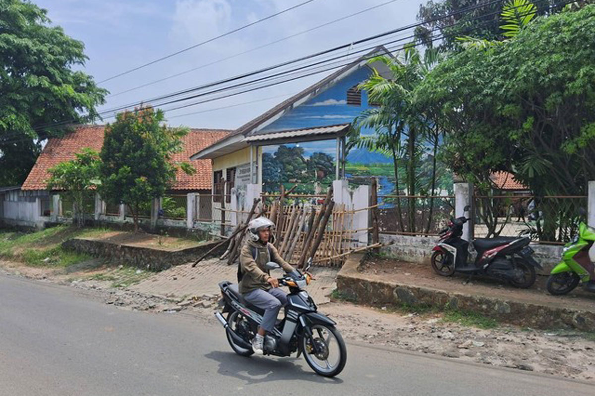 SDN Kuranji Kota Serang Disegel, Murid-Guru Lewat Pintu Kecil