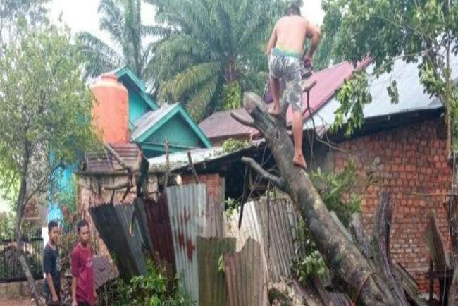 Badai Angin Puting Beliung Hancurkan 30 Rumah di Bengkulu Tengah 
