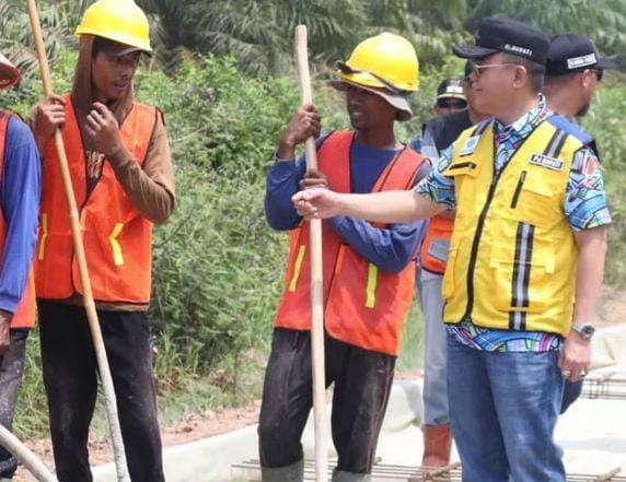 Pj Bupati Banyuasin Tinjau Pengerjaan Jalan TAA-Srimenanti