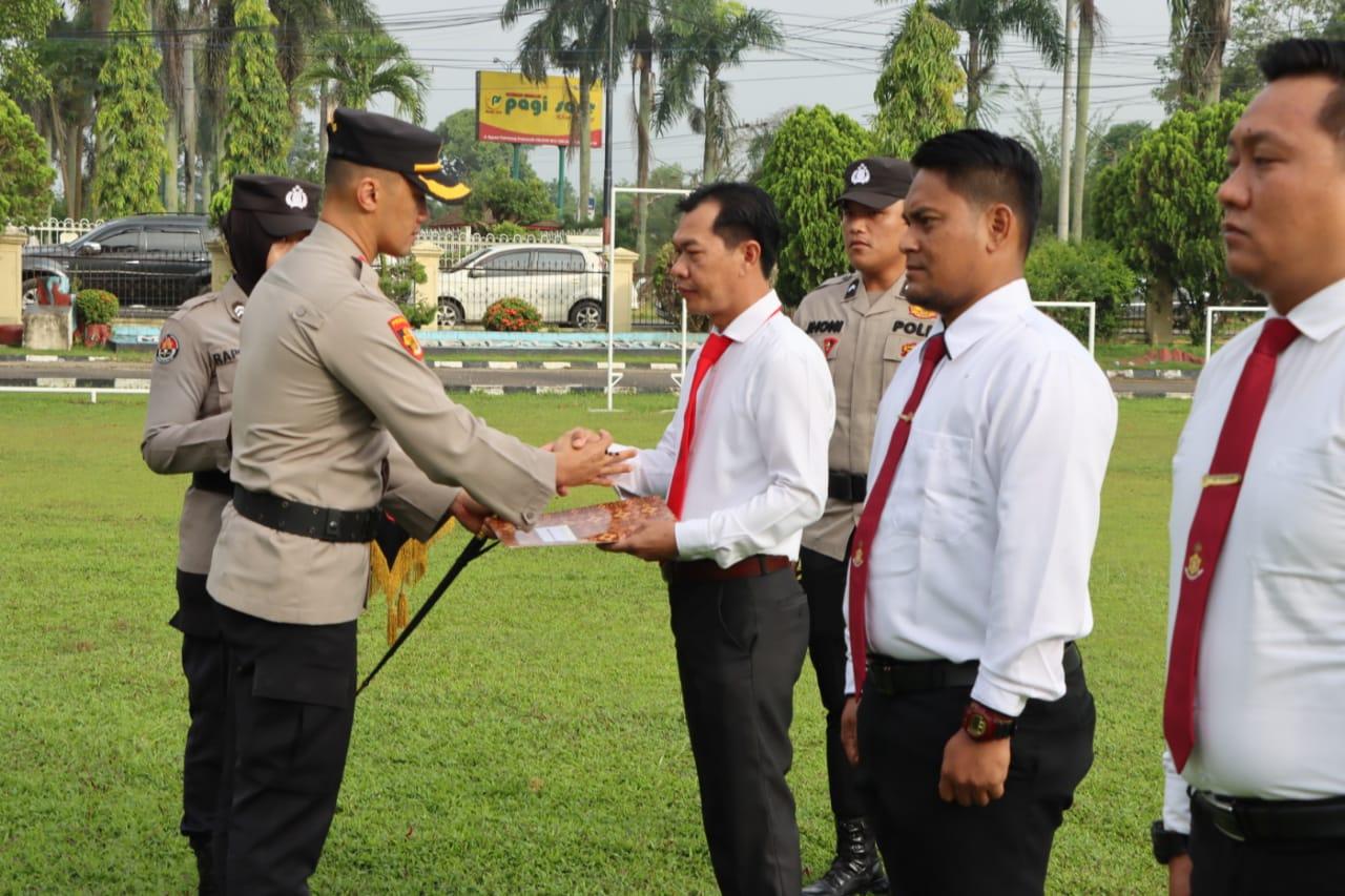 Berhasil Mengungkap Kasus, Tiga Personil Polres Ogan Ilir  Diberikan Penghargaan Oleh  Kapolres