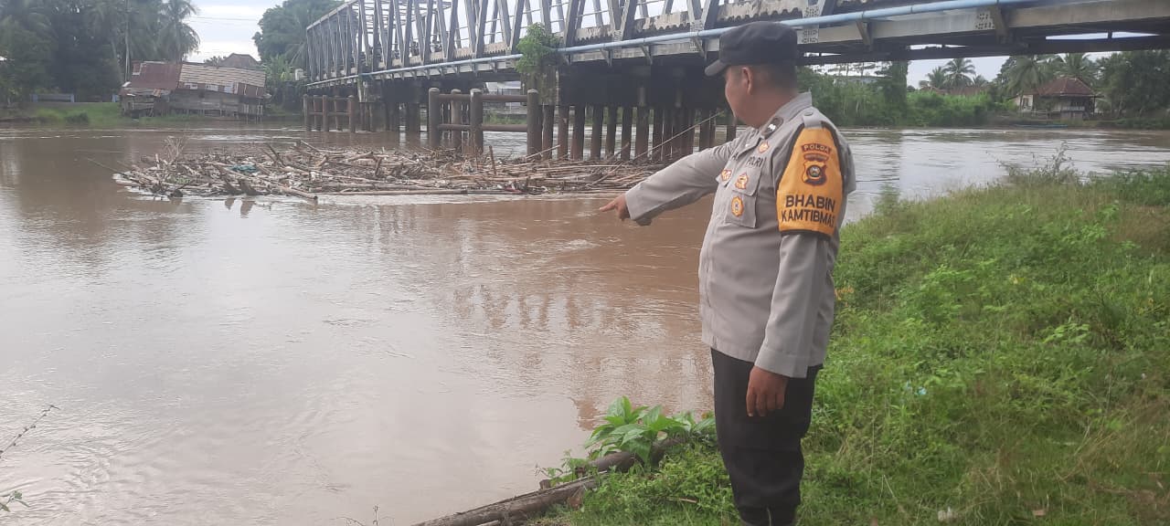 Antisipasi Keselamatan Warga  Dari Bencana Alam,  Polsek Muara Kuang Cek Debit Arus Sungai Ogan