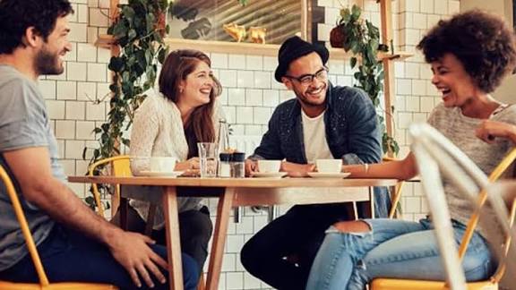 Bukan Hanya Ramah, Ini 10 Tipe Orang yang Akan Memiliki Banyak Teman di Tempat Kerja