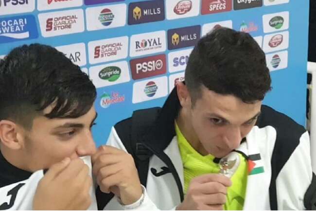 Kalah Menang Sama Saudara, Momen Kapten Timnas U-17 Palestina Cium Lambang Garuda