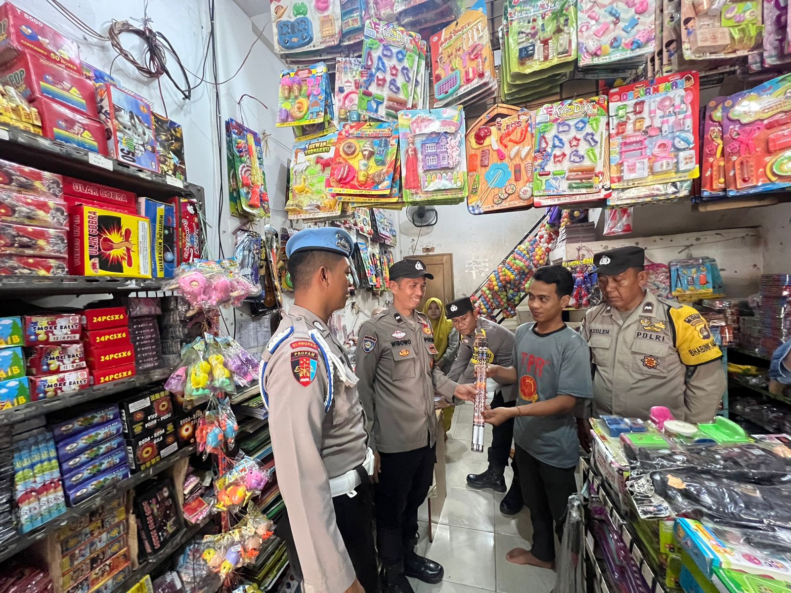 Razia Pasar, Polsek Kayuagung Amankan 500 Buah Petasan