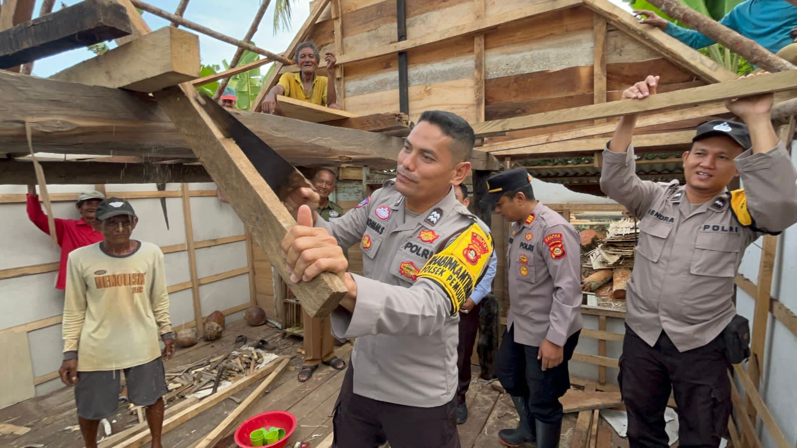 Polres Ogan Ilir Salurkan Bantuan untuk Korban Puting Beliung