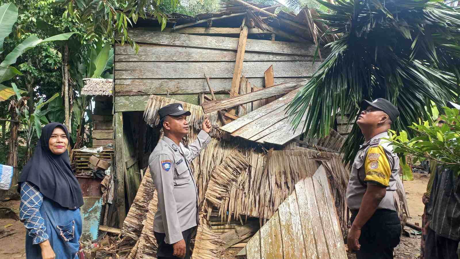 Korban Rumah Ambruk, Dapat Bantuan  Sembako Polsek Tanjung Raja dan BPBD