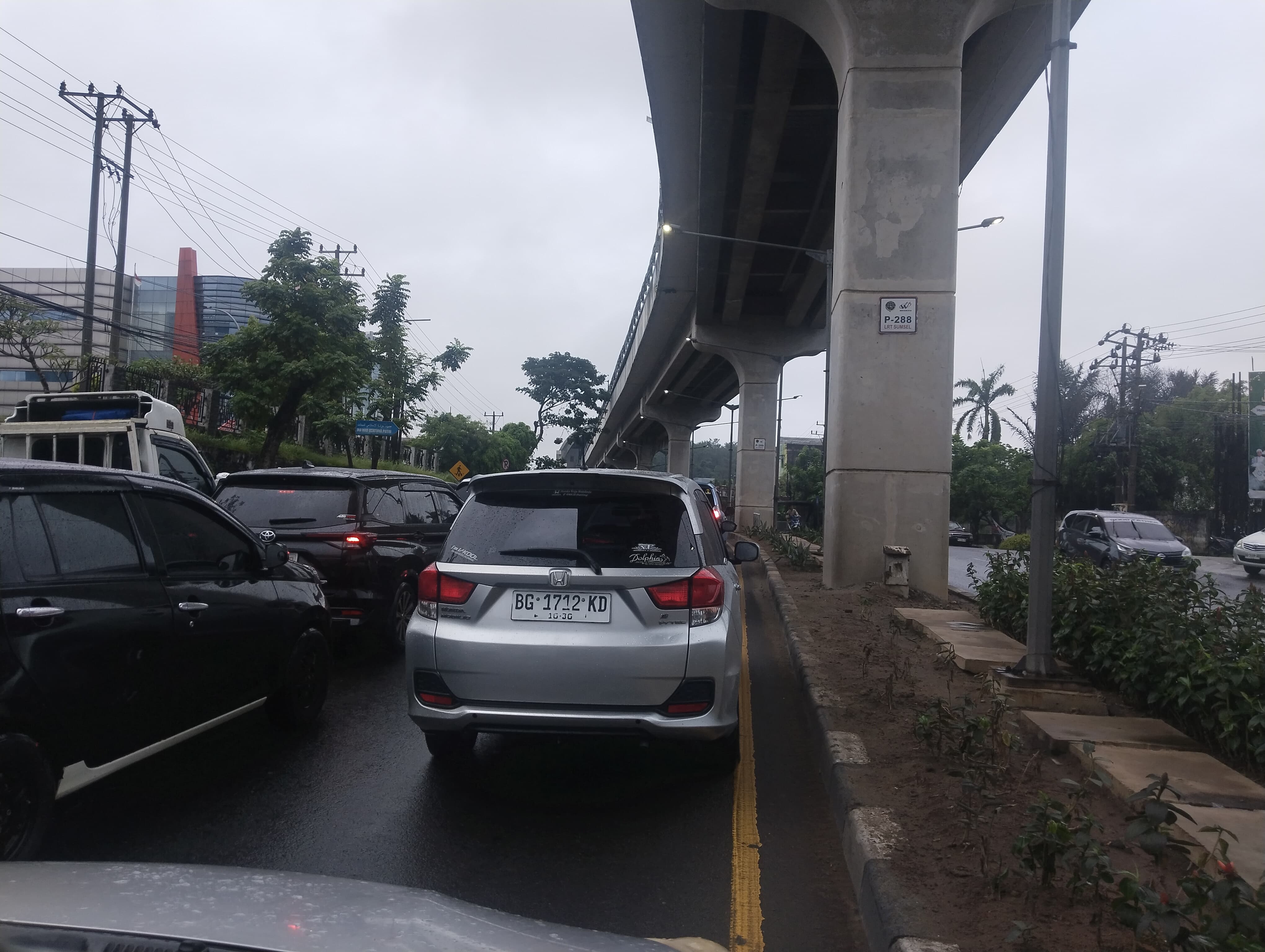 Palembang Diguyur Hujan, Jl H Barlian Macet