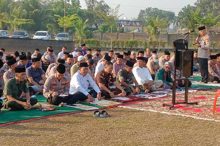 Minta Diturunkan Hujan, Polres OKI Gelar Salat Istisqa 