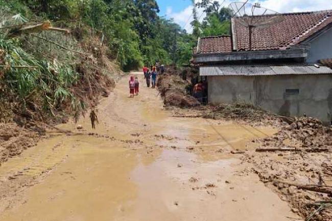 Akses Jalan Penghubung Desa Gunung Tiga dan Kelumpang Terbuka, Material Longsoran Dibersihkan