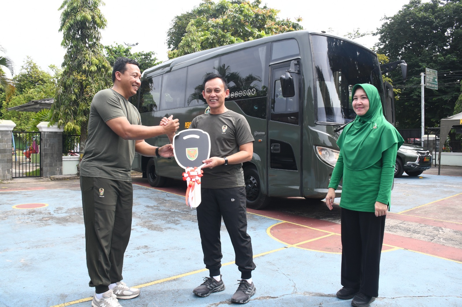 Persit KCK PD II/Sriwijaya Dapat  Bantuan  Bus Operasional