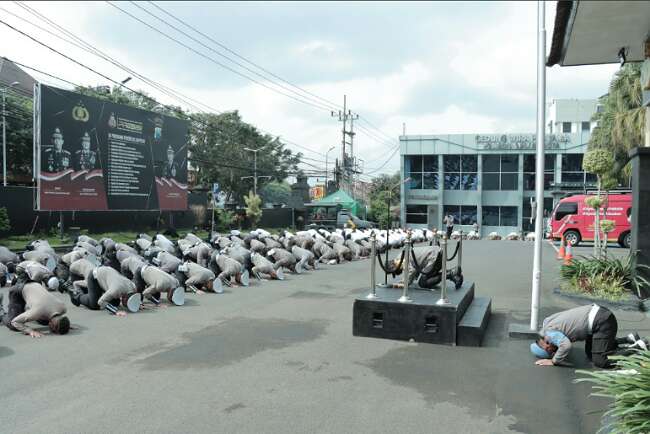 Sujud Massal, Ratusan Polisi di Malang Meminta Maaf dan Mendoakan Korban Tragedi Kanjuruhan 