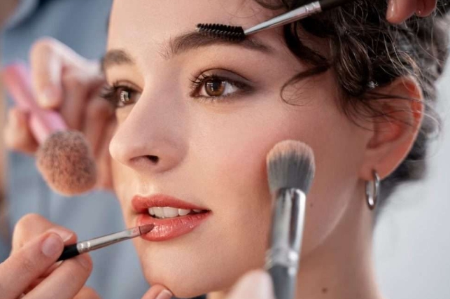 6 Tips Make Up Wajah Natural Bagi Pemula, Buat Makin Percaya Diri