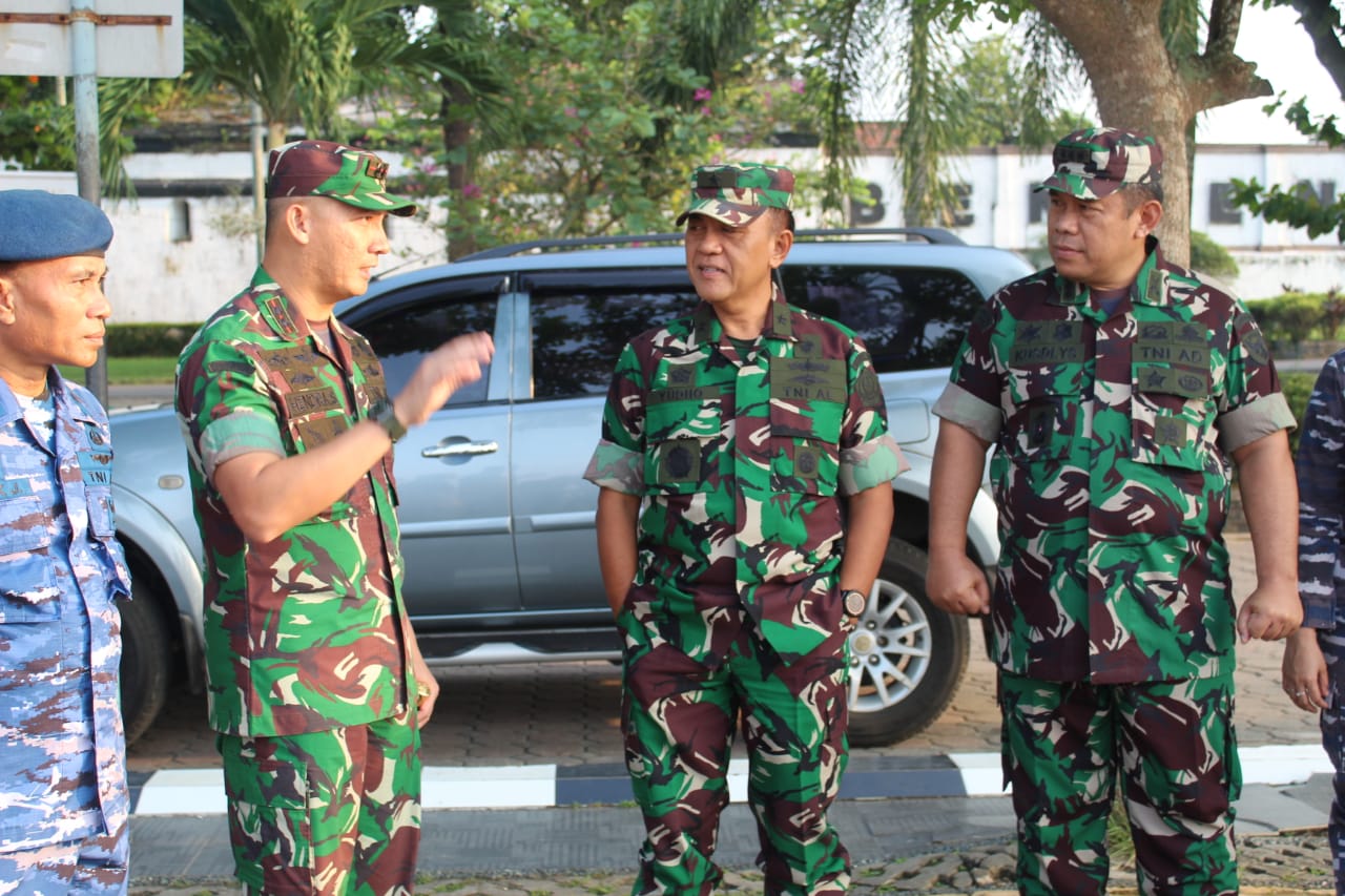 Dandim 0402 OKI Dampingi Waaster Panglima TNI Tinjau Lokasi Penanaman Mangrove