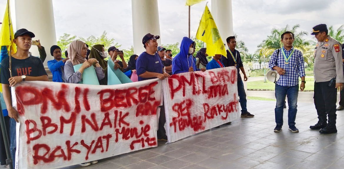 Puluhan Massa PMII Ogan Ilir Gelar Aksi di Gedung DPRD, Minta Pemerintah Turunkan Harga BBM